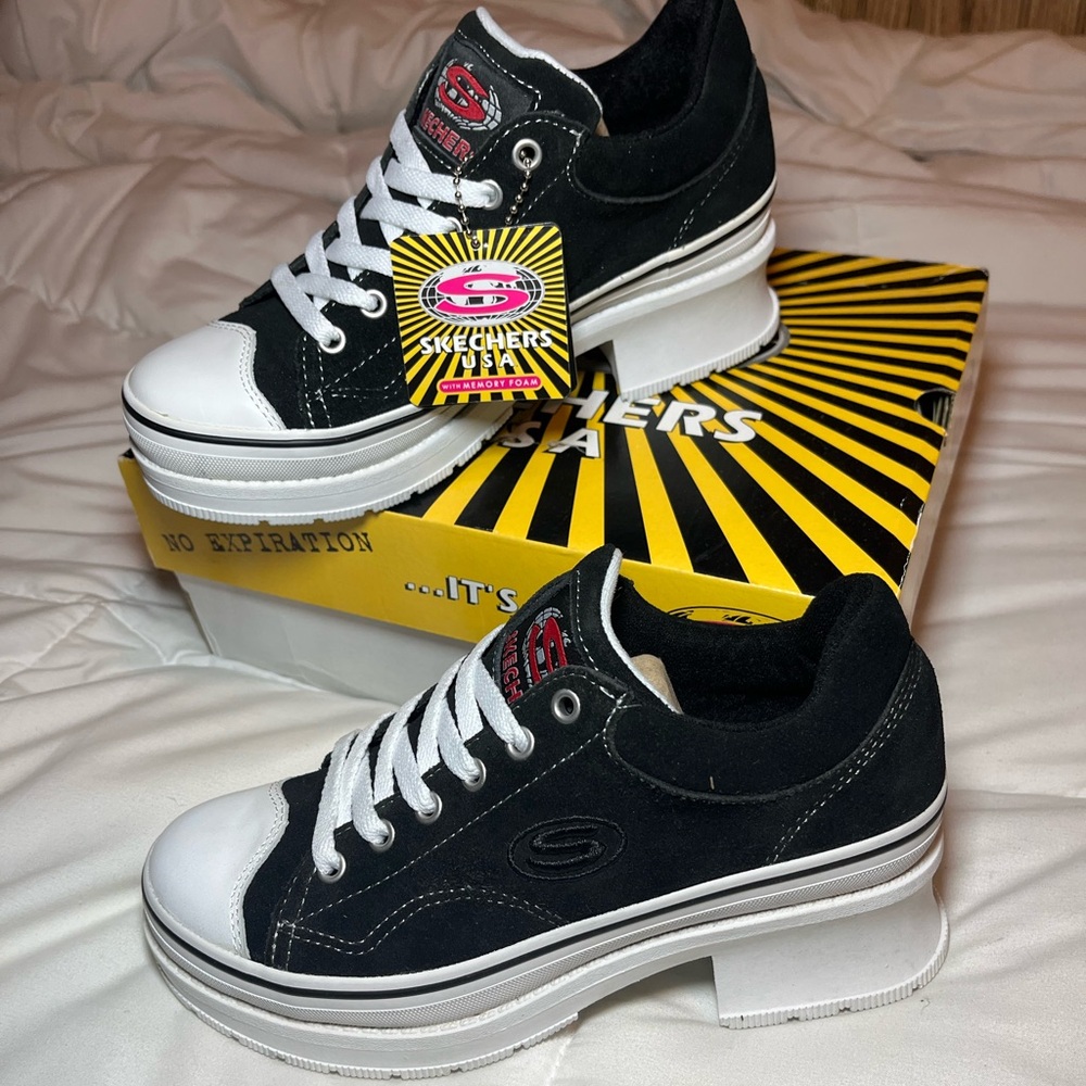 Women’s Skechers Black Softy Heartbeats Sneakers size 5 Chunky Heel